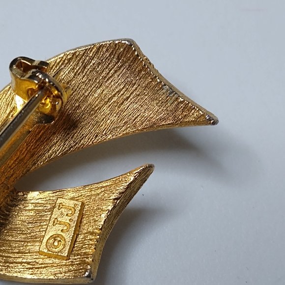 Vintage JJ Faux Pearl And Metal Ribbon Brooch - Picture 10 of 15